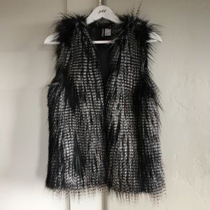🤍 euc | H&M | animal print faux fur vest